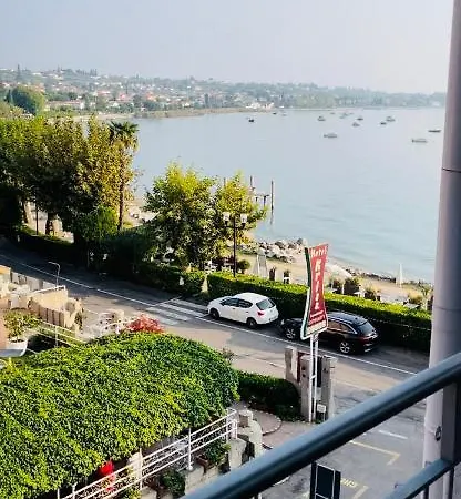 Glam Lake View Apartment *
